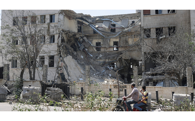 Siria Israele bombarda e manda gli incursori vicino a Damasco Netanyahu pressa al Sharaa per l ok agli Accordi di Abramo