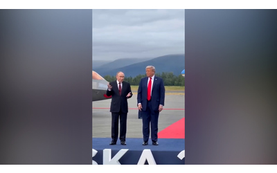 Smetter di uccidere civili Putin fa il gesto del non sento e non risponde alla giornalista Video