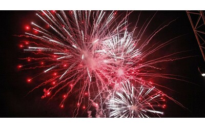 Sposo arrestato dopo una serenata con i fuochi d artificio per la moglie Il sindaco Simone Cairo Scena indegna per un Paese civile