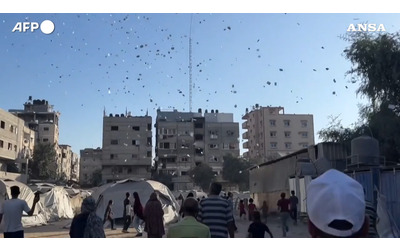 Su Gaza City piovono i volantini dell esercito israeliano Tel Aviv invita i palestinesi ad abbandonare le loro case