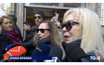 Tg5 e Ansa scambiano Wanda Fisher con Ivana Spagna e lei s infuria Avrei tanto voluto essere alla camera ardente di Ornella Vanoni ma questa signora non sono io