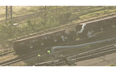 Tornado nel Mantovano, la forza del vento ribalta i vagoni di un treno merci:...
