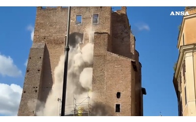 Torre dei Conti il video del secondo cedimento crolla la parte sommitale della struttura