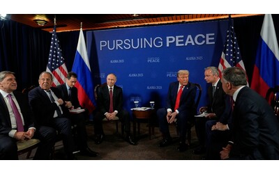 Trump Putin la foto sotto la scritta Perseguire la pace Inizia il vertice sul destino della guerra in Ucraina