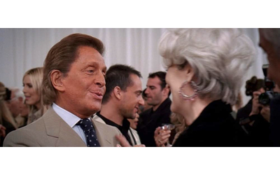 Valentino Garavani e il legame col mondo del cinema dal completo apr s ski di Audrey Hepburn all abito da Oscar di Sophia Loren e fino al suo cameo ne Il Diavolo Veste Prada