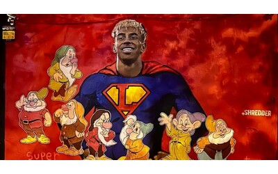 Vandalizzato il murales di Yamal accanto a lui spuntano i Sette Nani Il motivo della protesta