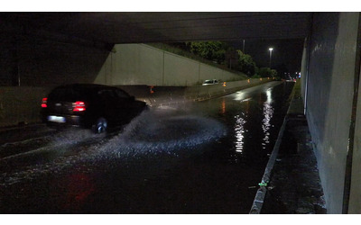 Violento nubifragio a Milano strade e sottopassi allagati allerta meteo arancione Video