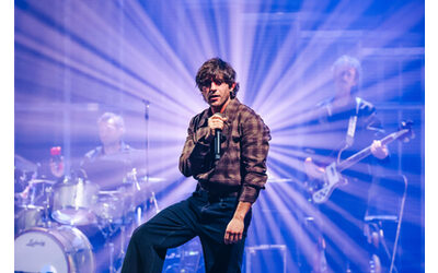 Volevo tornare a casa in un luogo caloroso per condividere i sogni e la solitudine Rkomi felice come un bimbo cambia le carte in tavola a teatro e spiazza