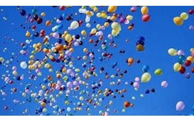 “Basta palloncini, la loro plastica trovata perfino nelle tartarughe marine”