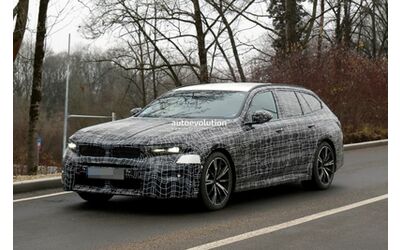 BMW la nuova Serie 5 Touring restyling pizzicata su strada durante i test Foto spia