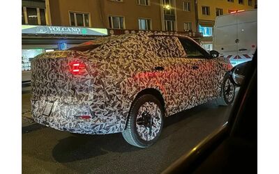 FIAT Fastback 2026 le ultime foto spia rivelano nuovi dettagli del posteriore
