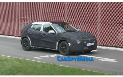 Il nuovo video spia della Hyundai IONIQ 2 svela nuovi dettagli del crossover elettrico