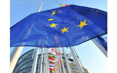 Le case automobilistiche chiedono di rivedere lo stop ai motori termici del 2035