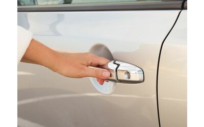 Luci sottoporta LED in offerta migliora la visibilit quando si sale e scende dall auto