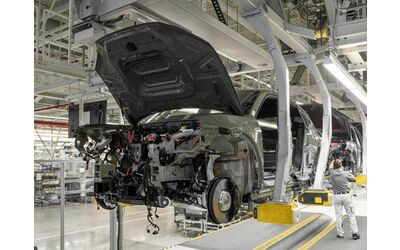 Nell impianto di Bratislava partita la produzione della nuova Porsche Cayenne Electric