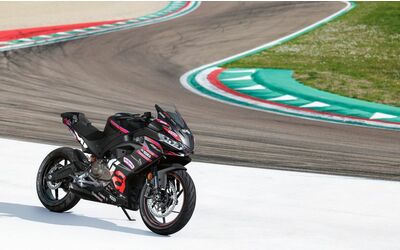 Nuova Aprilia RS 457 Replica si presenta ad EICMA livrea racing e quick shifter di serie