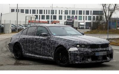 Nuova BMW M5 restyling le ultime foto spia svelano nuovi dettagli del frontale rivisto