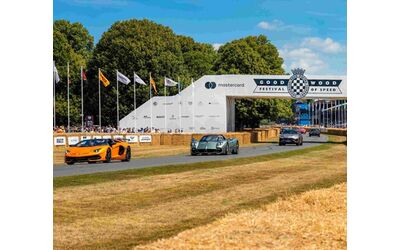 Pirelli porta 10 000 CV a Goodwood per festeggiare 40 anni di P Zero e presentare la nuova generazione