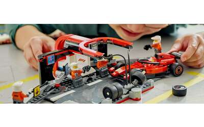 Il set LEGO F1 Pit Stop con meccanici e Ferrari è in offerta su Amazon