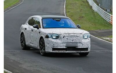 Bentley scommette sul nuovo Urban SUV elettrico eccolo al N rburgring Foto spia