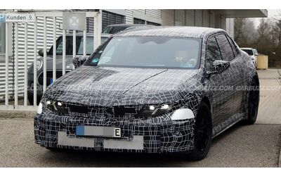 BMW M3 elettrica avanti con lo sviluppo design Neue Klasse e 4 motori Foto spia