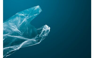 Inquinamento su spiagge e fiumi ridotto con tasse e divieti sui sacchetti di plastica