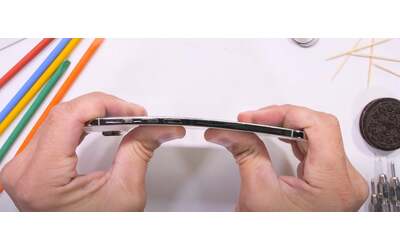 iPhone Air supera il test di piegatura la resistenza va ben oltre le aspettative