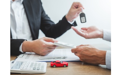 Mercato auto UE immatricolazioni in lieve calo ma crescono elettriche e ibride