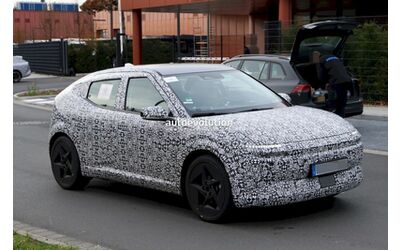 Nuova Hyundai IONIQ 3 proseguono i test della compatta elettrica prime foto spia degli interni