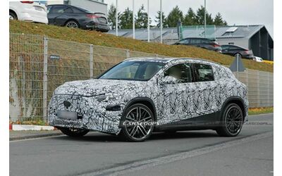 Nuova Mercedes GLA elettrica ecco le foto spia della versione AMG