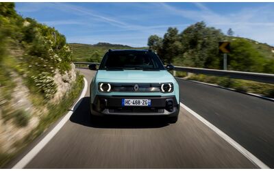 Nuova Renault 4 elettrica comfort e sicurezza guida one pedal e sistema Extended Grip