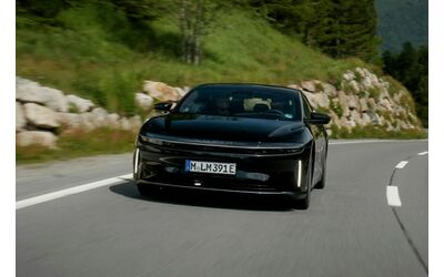 Una Lucid Air percorre oltre 1 200 km attraverso le Alpi senza ricaricare record del mondo