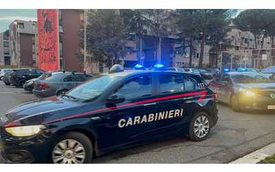 In fuga dai carabinieri sperona gazzella dei militari. Trovato con la patente scaduta