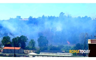 Incendio a Boccea: sterpaglie e alberi in fiamme, fumo invade le case