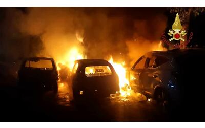 Incendio a Tor Bella Monaca, cinque auto distrutte da un rogo in un parcheggio condominiale