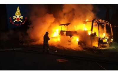 Incendio allo Sheraton Parco de' Medici: pullman turistico distrutto dalle fiamme