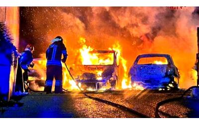 Notte di fuoco a Tor Bella Monaca: 14 auto in fiamme. L'ombra del piromane