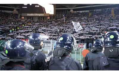 Roma-Eintracht: città blindata per l'arrivo di 3.500 ultras tedeschi. A Napoli bruciarono auto della polizia