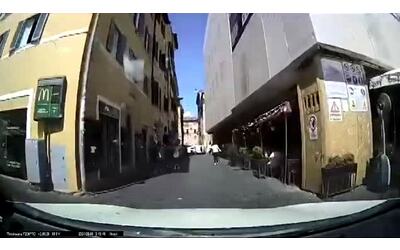 VIDEO | Tassista si rifiuta di far salire a bordo Alessandro Cecchi Paone