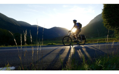Cicloturismo si comprano meno bici ma si pedala di pi